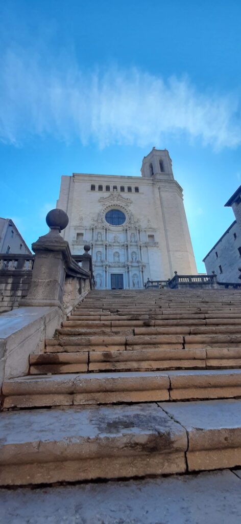 Descubre la Catedral de Girona: Una Joya Arquitectónica Imprescindible